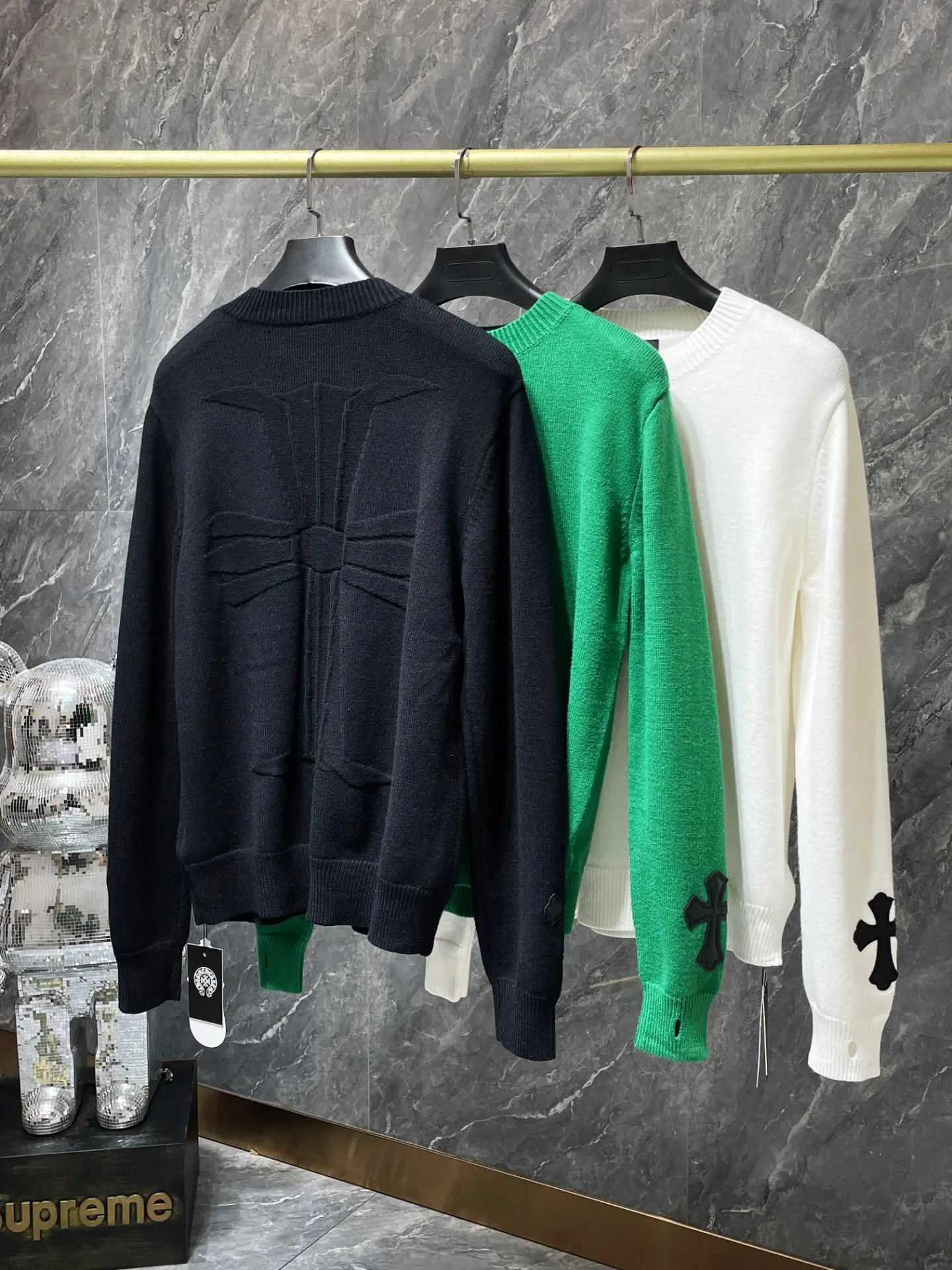 P236 Chrome Hearts 🍁Autumn and winter sweater series🍁 Three-dimensional jacquard on the back ➕ Leather opening process on the cuffs Selected high-quality wool blended knitted fabric Non-common version on the market Recommended colors: black gray white green